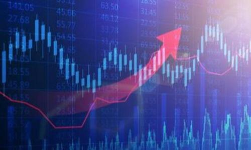 区块链金融概念是指利用区块链技术对金融行业进行创新和变革的一种模式。区块链是一种分布式账本技术，通过去中心化的方式确保交易信息的透明性、安全性和不可篡改性。区块链金融的出现，为传统金融体系带来了许多挑战和机遇。以下是对区块链金融的详细介绍。

### 什么是区块链金融？

区块链金融可以理解为一种基于区块链技术的金融服务模式，旨在提高交易的效率、降低成本，并改善用户体验。这种模式涵盖了多个金融领域，包括支付清算、融资借贷、资产管理、保险等。通过智能合约等先进技术，区块链金融能够实现自动化、透明化和安全性，从而使得金融服务更加高效、便捷和安全。

### 区块链金融的发展历程

区块链金融的发展可以追溯到比特币的出现。2009年，比特币作为第一个去中心化的数字货币问世，区块链技术也因此而崭露头角。随着比特币的逐渐普及，人们开始探索blockchain技术在金融领域的应用。2015年，以太坊的推出进一步推动了区块链金融的发展，它不仅支持数字货币，还引入了智能合约的概念，使得自动化金融交易成为可能。这些早期的探索为后来的区块链金融应用奠定了基础。

### 区块链金融的核心优势

1. **去中心化**  
区块链金融最大的特点是去中心化，这意味着交易不再依赖中心化的金融机构，而是通过网络节点实现去中介化。这种方式能够有效降低交易成本，减少中介服务带来的时间延迟。

2. **透明性和安全性**  
区块链网络中的每一笔交易都是公开透明的，任何人都可以在链上查看交易记录。此外，由于区块链数据的不可篡改性，确保了交易的真实性和安全性。

3. **智能合约**  
智能合约是一种自动执行的合约，可以在满足特定条件的情况下自发执行。通过智能合约，区块链金融能够实现更复杂的金融产品和服务，这降低了对人为干预的依赖。

### 当前区块链金融的应用场景

1. **数字货币和支付**  
随着比特币和其他数字货币的兴起，区块链技术被广泛应用于跨境支付和数字货币交易。这些支付系统通常具有更低的费用和更快的交易确认时间，吸引了大量用户。

2. **去中心化金融（DeFi）**  
去中心化金融是区块链金融的一种前沿应用，通过智能合约提供贷款、借贷、交易和资产管理等金融服务，无需传统金融机构参与。例如，用户可以通过DeFi平台进行无抵押借贷，而资金是由智能合约自动管理的。

3. **资产管理和证券化**  
利用区块链技术，可以将传统资产（如房地产、股票）进行数字化和证券化，使得资产的流动性大幅提升。此外，资产的所有权和交易历史都能在链上记录，极大地增强了透明度。

4. **保险行业**  
区块链还在保险领域得到了实际应用。借助智能合约，保险索赔过程可以实现自动化，减少人为错误和欺诈行为，并提高理赔效率。

### 区块链金融面临的挑战

尽管区块链金融拥有巨大的潜力，但其发展依然面临诸多挑战：

1. **法规和合规性问题**  
许多国家和地区尚未建立完善的区块链和数字货币监管框架，这导致了一定的不确定性。不同国家之间对区块链金融的法规标准各异，可能造成市场的割裂。

2. **技术成熟度**  
尽管区块链技术不断发展，但在性能、可扩展性、安全性上仍然存在问题，影响了其在大规模金融应用中的推广。

3. **用户教育**  
普通用户对区块链金融的认识相对较低，缺乏使用和投资的经验，这限制了其广泛应用。因此，有必要加强用户的教育和引导，帮助他们理解区块链金融的优势和风险。

### 可能相关的问题

1. **区块链金融与传统金融有什么区别？**
2. **区块链金融的未来发展趋势是什么？**
3. **区块链技术如何提升金融服务的安全性？**
4. **去中心化金融（DeFi）的风险和挑战有哪些？**

接下来，我将逐一回答这些问题。